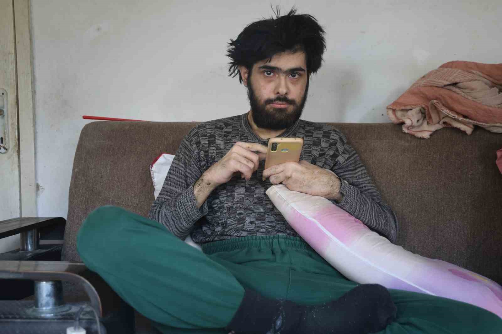 Telefon bağımlısı gençten ailelere tavsiye: "Küçükken çocuklara telefon vermeyin" 9 telefon bagimlisi gencten ailelere tavsiye kucukken cocuklara telefon vermeyin 5 48Ot3y2M