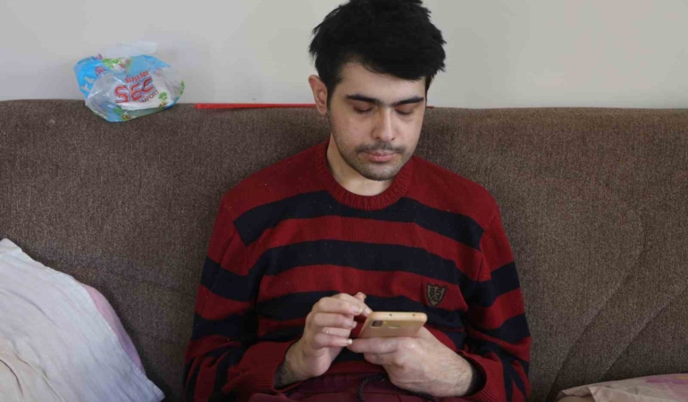 telefon-bagimlisi-gencten-ailelere-tavsiye-kucukken-cocuklara-telefon-vermeyin-58hyY7HF.jpg