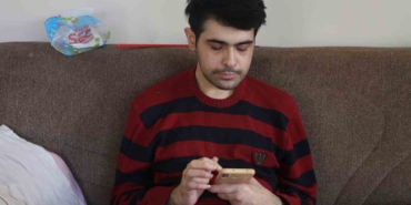 telefon-bagimlisi-gencten-ailelere-tavsiye-kucukken-cocuklara-telefon-vermeyin-EdtKfDnE.jpg