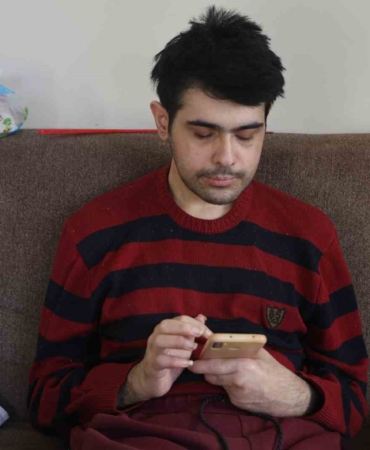telefon-bagimlisi-gencten-ailelere-tavsiye-kucukken-cocuklara-telefon-vermeyin-EdtKfDnE.jpg