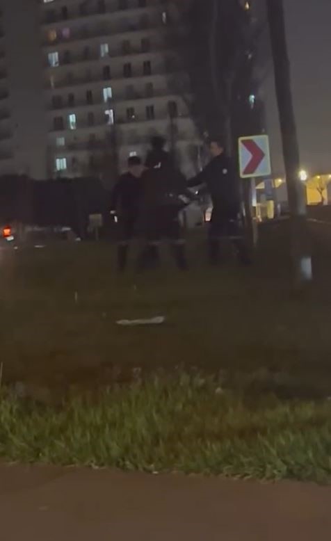 telefon calan adam e 5e kacti bekciler minibuse binerek kovaladi 0 X7wKKe1M