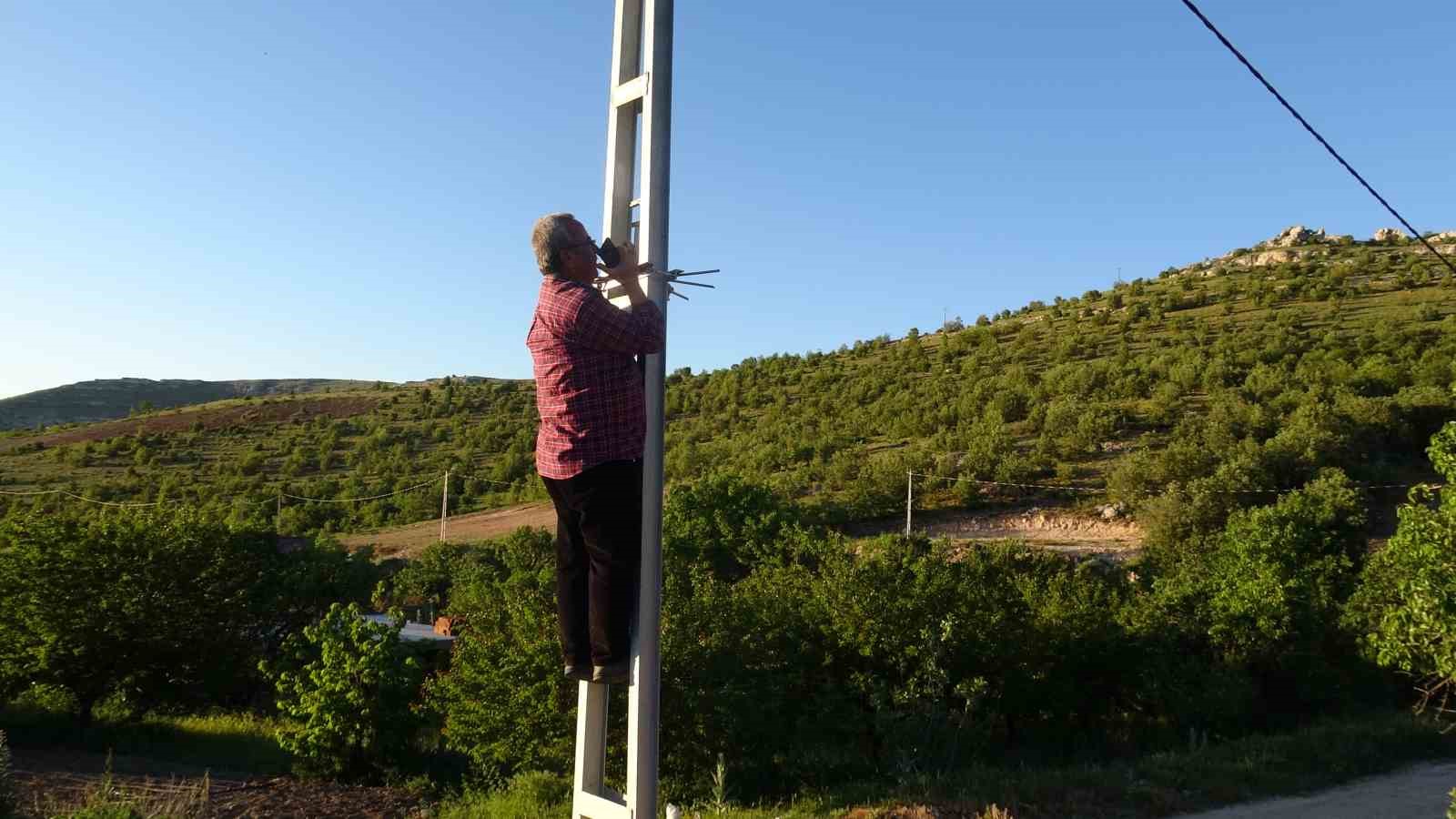 Telefon çekmeyen mezrada vatandaşlar elektrik direğine çıkıyor 5 telefon cekmeyen mezrada vatandaslar elektrik diregine cikiyor 1 P2jA9d3u