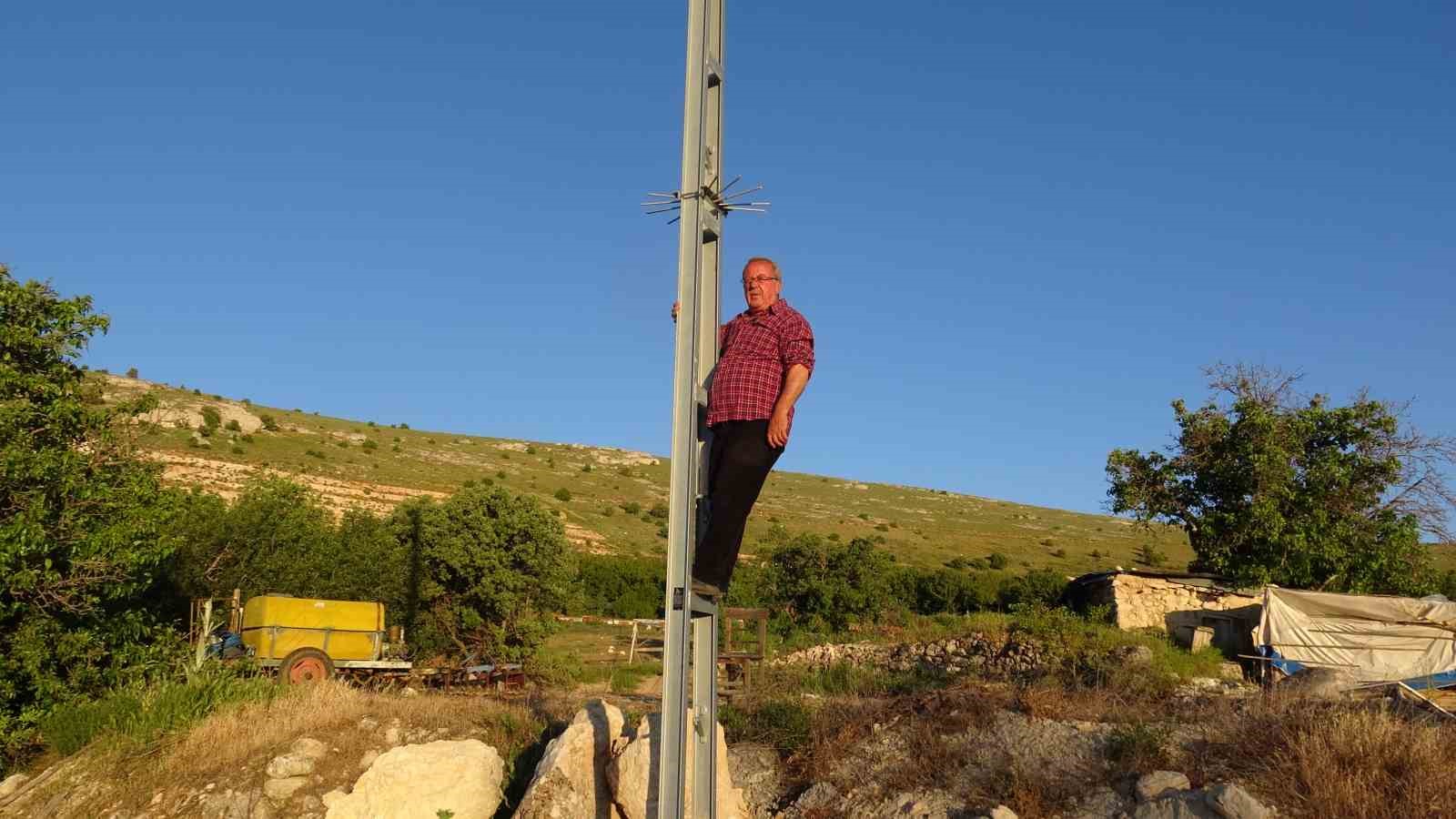 Telefon çekmeyen mezrada vatandaşlar elektrik direğine çıkıyor 6 telefon cekmeyen mezrada vatandaslar elektrik diregine cikiyor 2 42lLPpNX