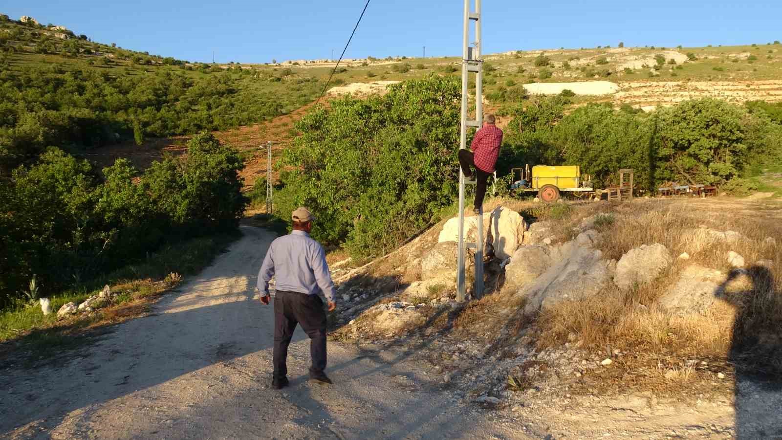 Telefon çekmeyen mezrada vatandaşlar elektrik direğine çıkıyor 7 telefon cekmeyen mezrada vatandaslar elektrik diregine cikiyor 3 hkwWuSwp