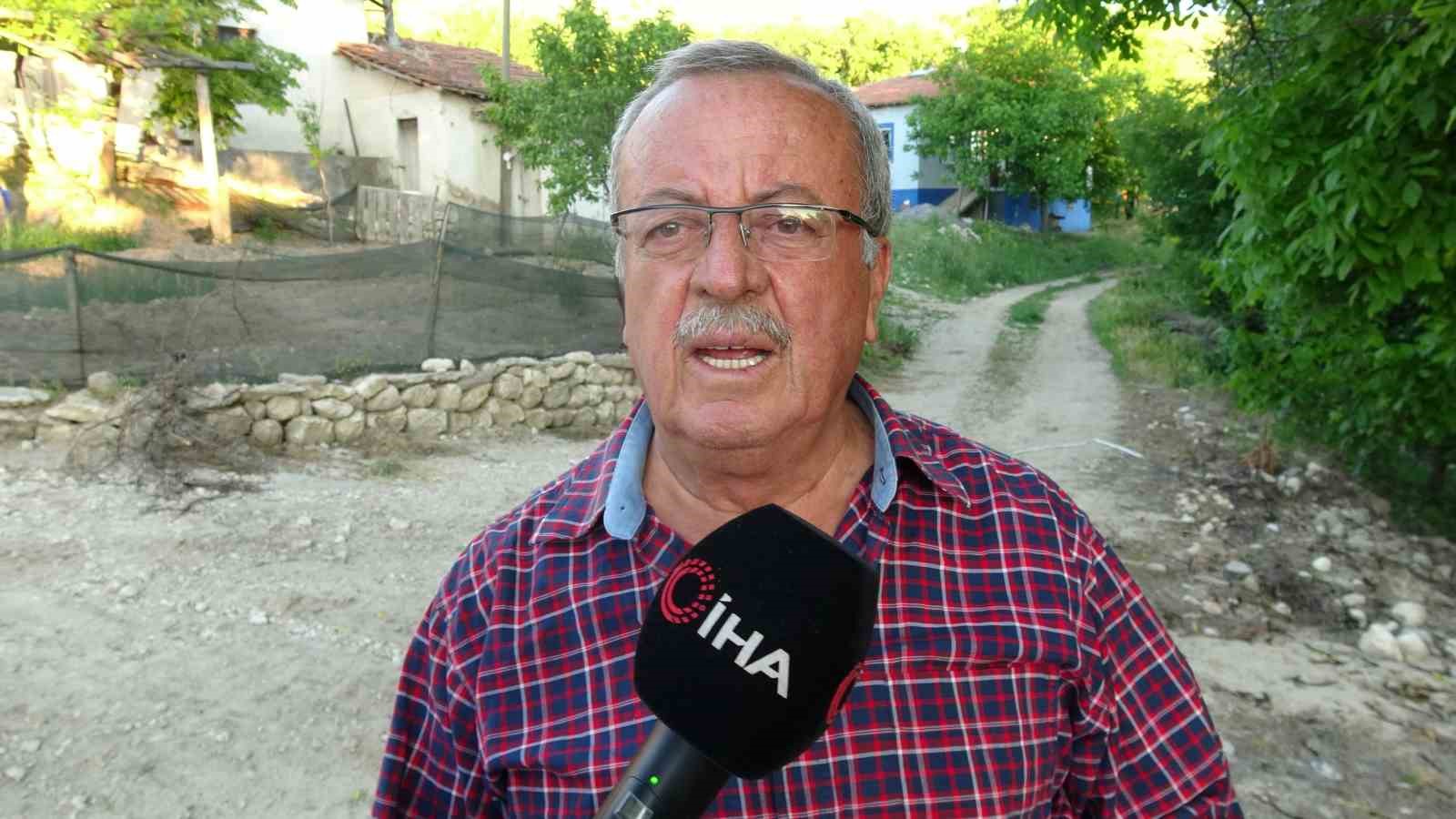 Telefon çekmeyen mezrada vatandaşlar elektrik direğine çıkıyor 8 telefon cekmeyen mezrada vatandaslar elektrik diregine cikiyor 4 n8Fw5Rln