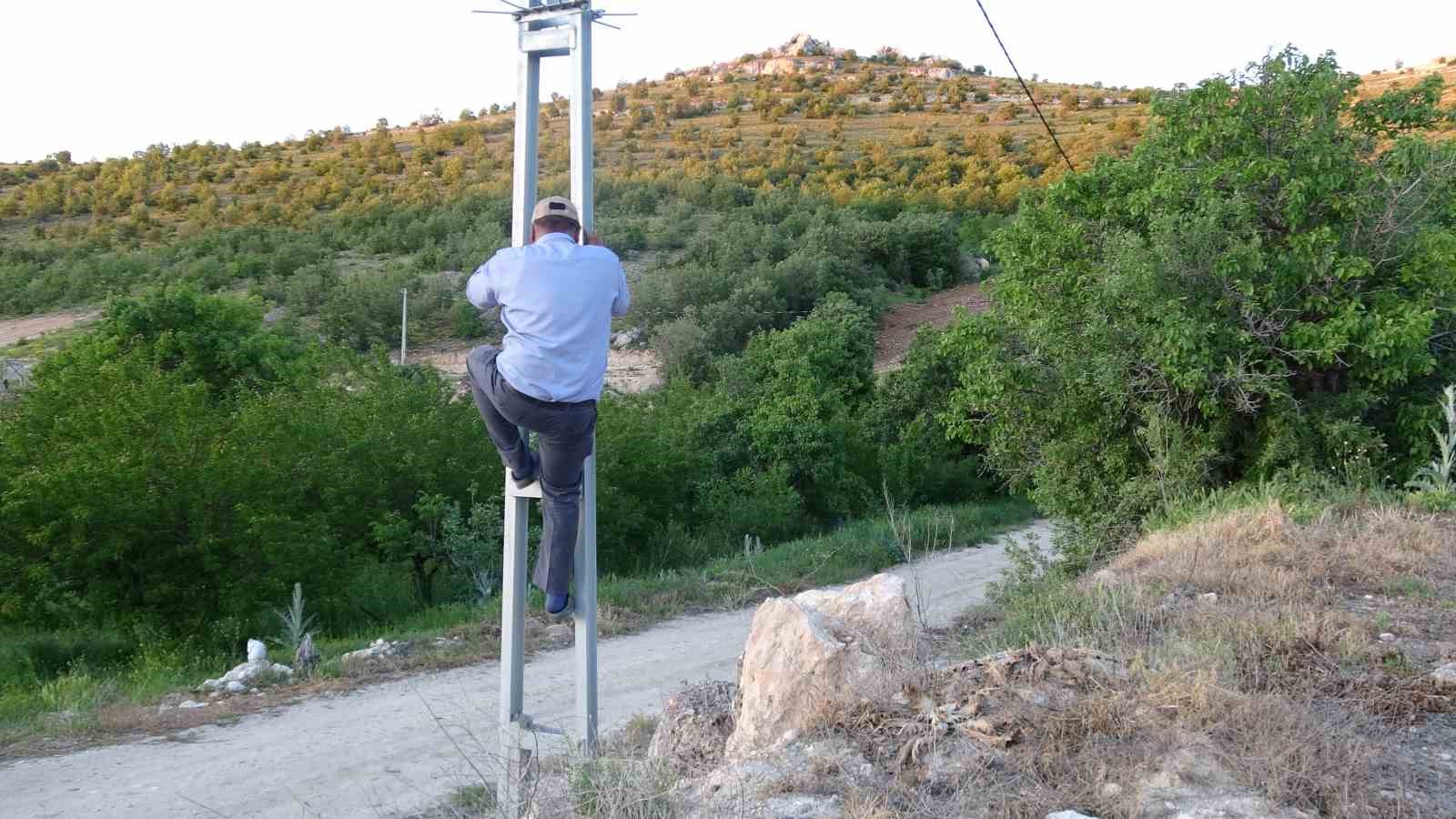 Telefon çekmeyen mezrada vatandaşlar elektrik direğine çıkıyor 10 telefon cekmeyen mezrada vatandaslar elektrik diregine cikiyor 6 iXMpzSvZ