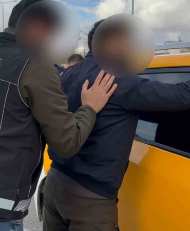 telefon-dolandiricisi-55-milyonluk-altinla-taksisinde-yakalandi-T5Nz5IJ2.jpg
