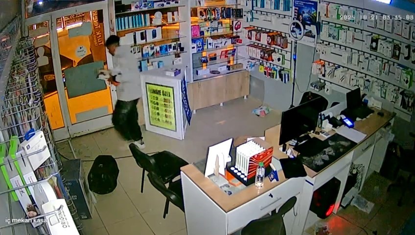 Telefoncunun camını kırıp içeri girdi: Seçerek malzeme çaldığı anlar kameraya yansıdı 6 telefoncunun camini kirip iceri girdi secerek malzeme caldigi anlar kameraya yansidi 2 Yb9KJg4s