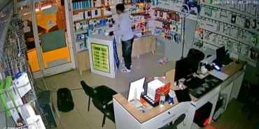 telefoncunun-camini-kirip-iceri-girdi-secerek-malzeme-caldigi-anlar-kameraya-yansidi-wCPnVmzL.jpg