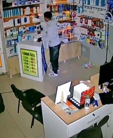 telefoncunun-camini-kirip-iceri-girdi-secerek-malzeme-caldigi-anlar-kameraya-yansidi-wCPnVmzL.jpg