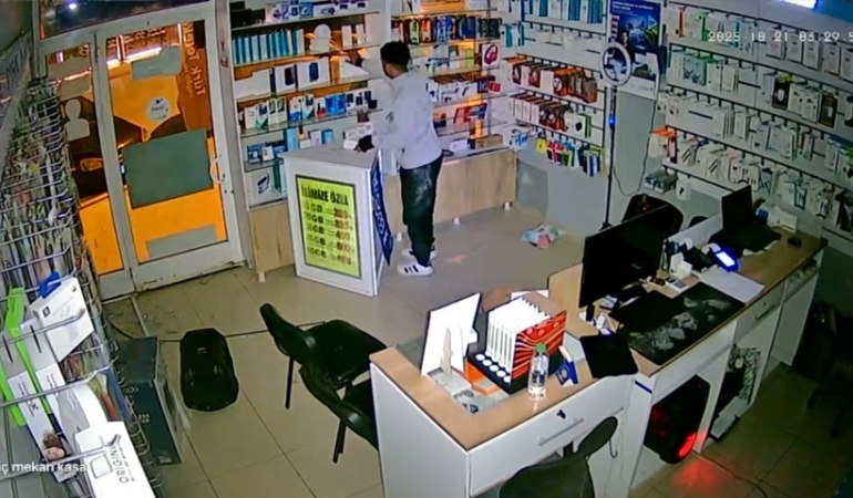 telefoncunun-camini-kirip-iceri-girdi-secerek-malzeme-caldigi-anlar-kameraya-yansidi-wCPnVmzL.jpg