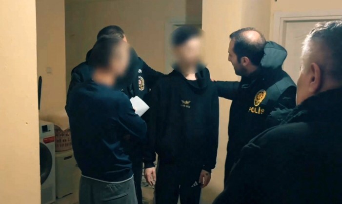 Telefonda aradıkları 4 kişiyi yaklaşık 5 milyon TL dolandıran şahıslar tutuklandı 4 telefonda aradiklari 4 kisiyi yaklasik 5 milyon tl dolandiran sahislar tutuklandi 0 NrbkAHeS