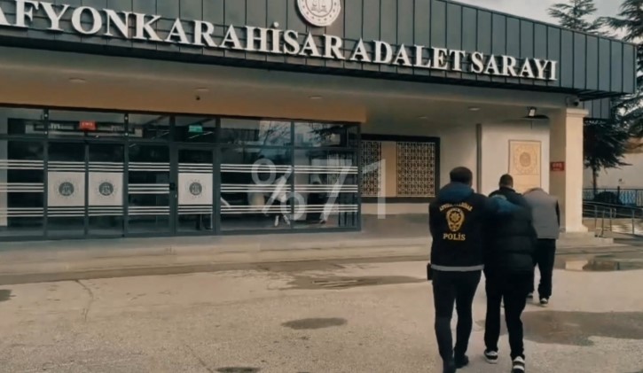 Telefonda aradıkları 4 kişiyi yaklaşık 5 milyon TL dolandıran şahıslar tutuklandı 5 telefonda aradiklari 4 kisiyi yaklasik 5 milyon tl dolandiran sahislar tutuklandi 1 p7zv8syf