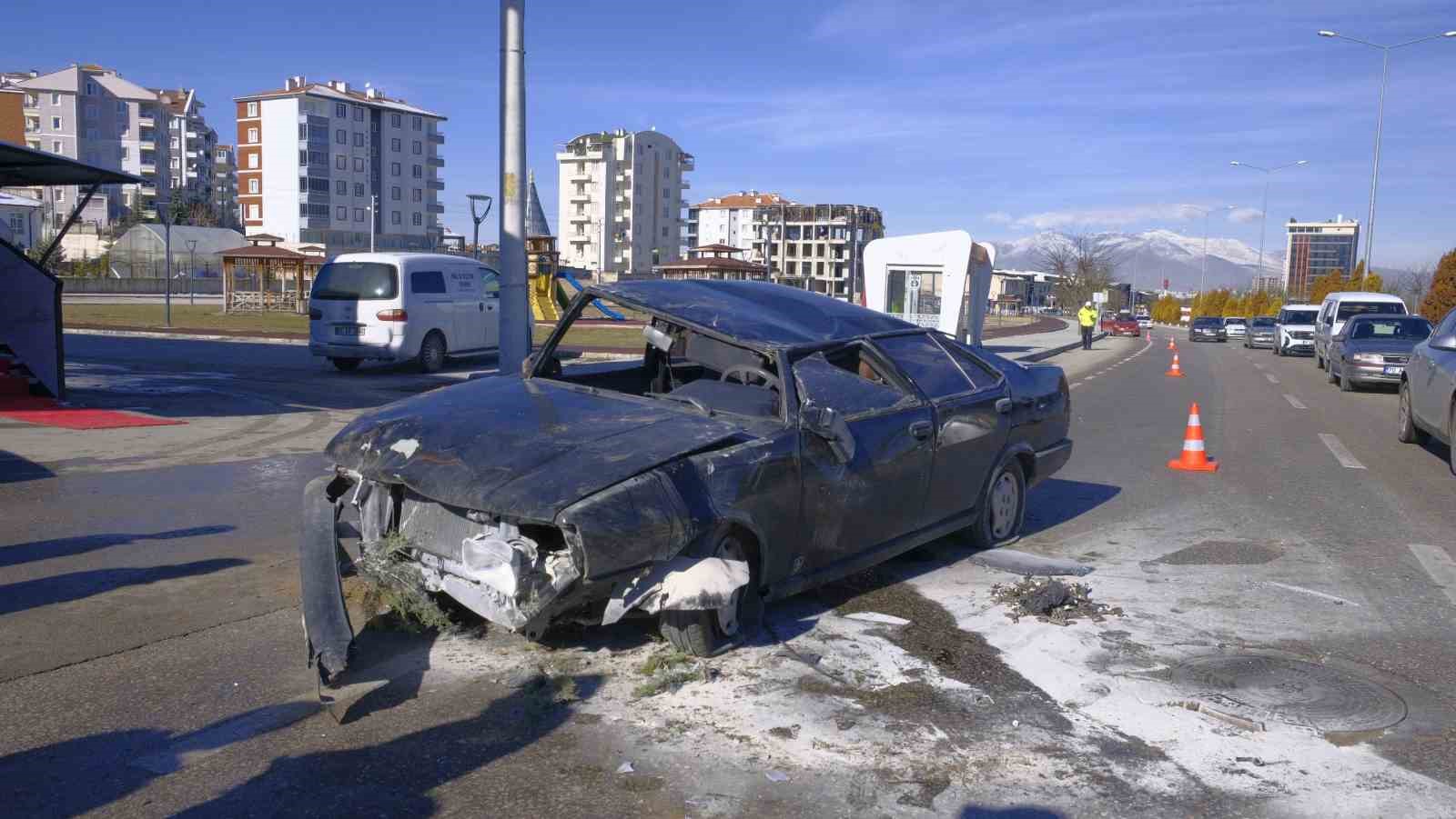 telefonla ugrasirken takla atan otomobilden yara almadan kurtuldu 0 f3DjW5mr