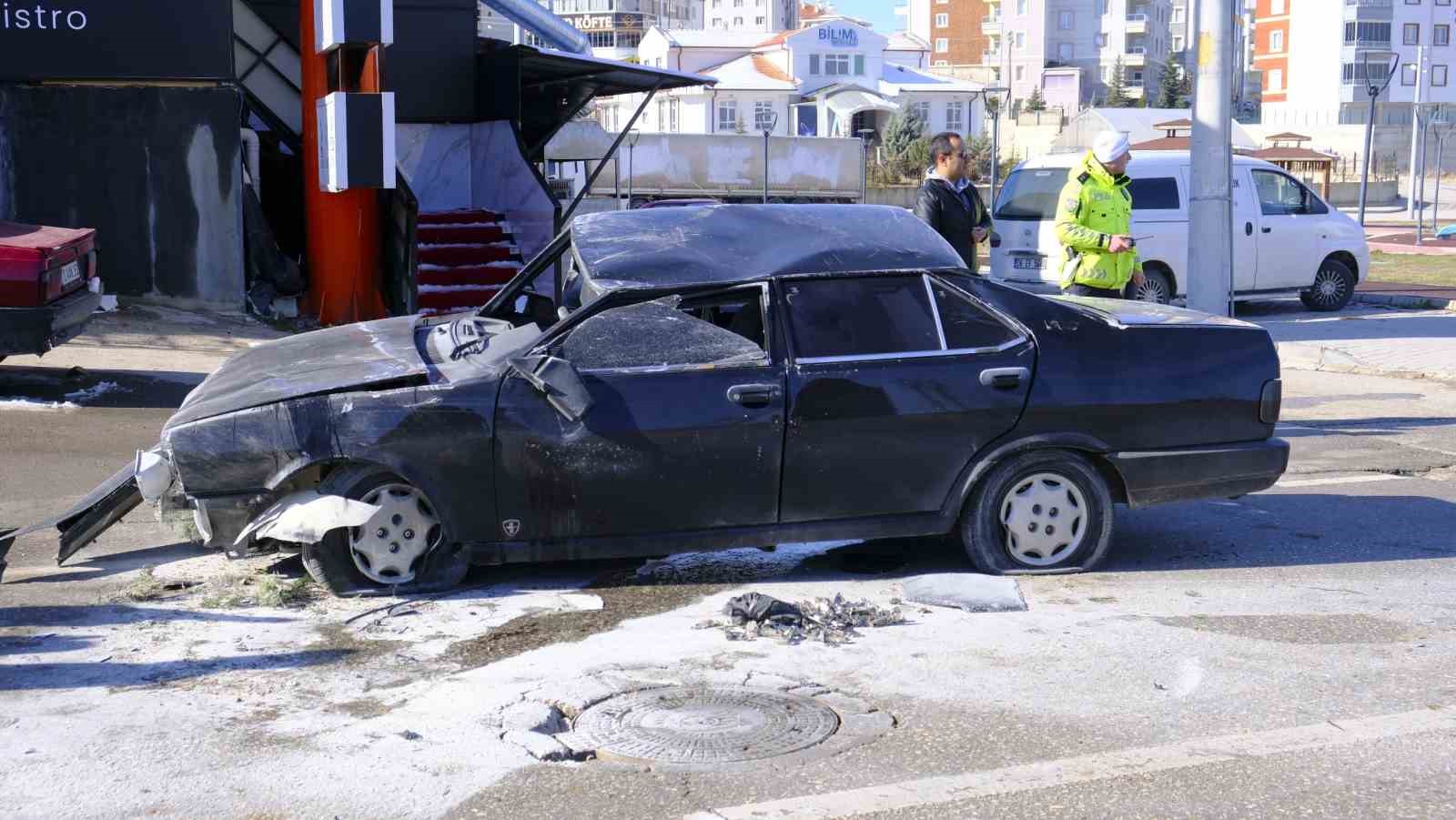telefonla ugrasirken takla atan otomobilden yara almadan kurtuldu 3 yKRmt9ia