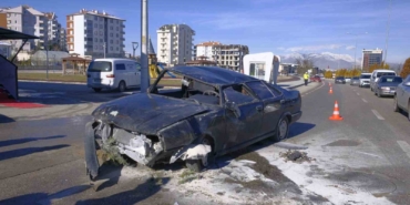 telefonla-ugrasirken-takla-atan-otomobilden-yara-almadan-kurtuldu-cOXHByxQ.jpg