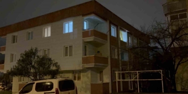 telefonla-yuksel-sesle-konusma-kavgasinda-ablasini-bicaklayip-balkondan-atladi-x8mEwnN7.jpg