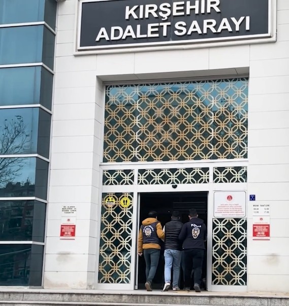 telefonlara yukledikleri zararli yazilimlarla vatandaslarin hesaplarini bosaltanlar yakalandi 1 ZM5dfIH3