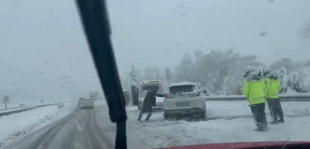 TEM Otoyolu Bolu geçişinde yoğun kar esareti: Yolda kalan araçlar trafiği aksatıyor 4 tem otoyolu bolu gecisinde yogun kar esareti yolda kalan araclar trafigi aksatiyor 0 rCeXAe9k