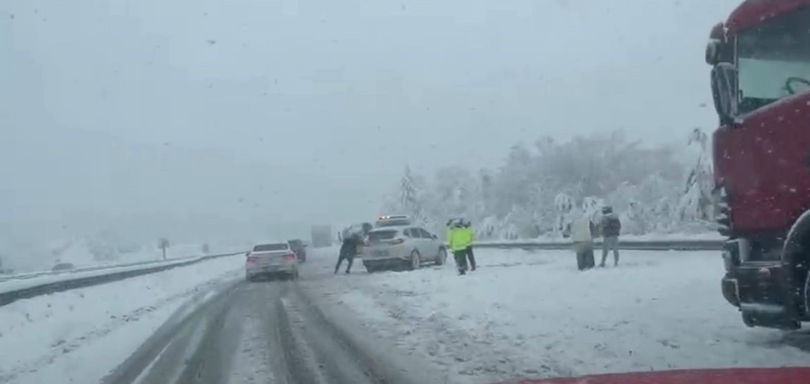 TEM Otoyolu Bolu geçişinde yoğun kar esareti: Yolda kalan araçlar trafiği aksatıyor 5 tem otoyolu bolu gecisinde yogun kar esareti yolda kalan araclar trafigi aksatiyor 1 VXQYvsII