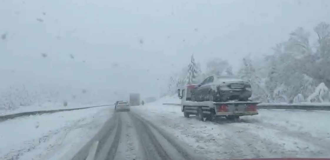 TEM Otoyolu Bolu geçişinde yoğun kar esareti: Yolda kalan araçlar trafiği aksatıyor 6 tem otoyolu bolu gecisinde yogun kar esareti yolda kalan araclar trafigi aksatiyor 2 6EtXg97K