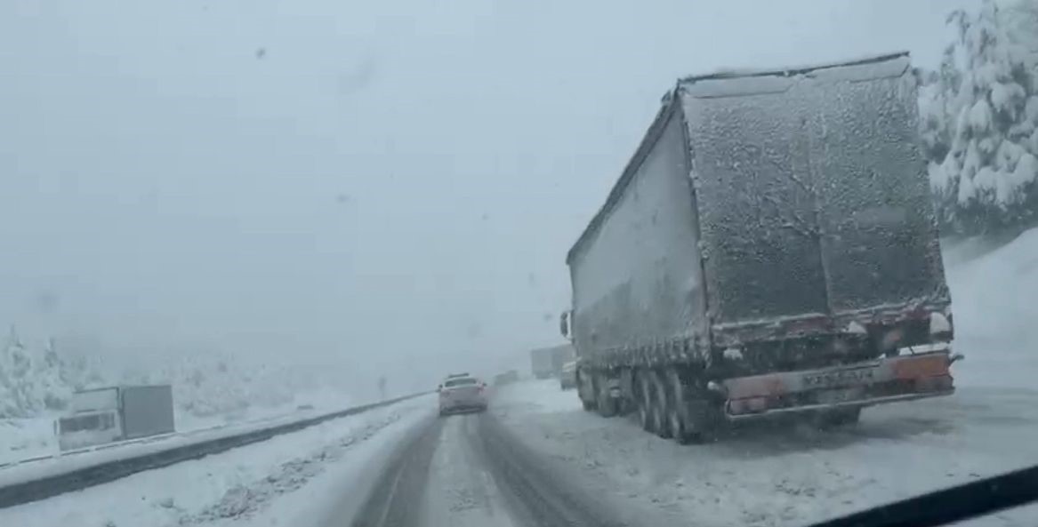 TEM Otoyolu Bolu geçişinde yoğun kar esareti: Yolda kalan araçlar trafiği aksatıyor 7 tem otoyolu bolu gecisinde yogun kar esareti yolda kalan araclar trafigi aksatiyor 3 sfDiSZOy