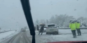 tem-otoyolu-bolu-gecisinde-yogun-kar-esareti-yolda-kalan-araclar-trafigi-aksatiyor-jbjcghUc.jpg
