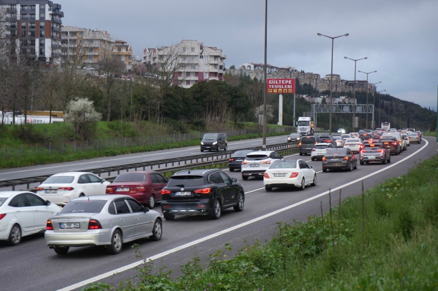 tem otoyolu kocaeli gecisinde tatil donusu yogunlugu 3 Lzrgcm2A