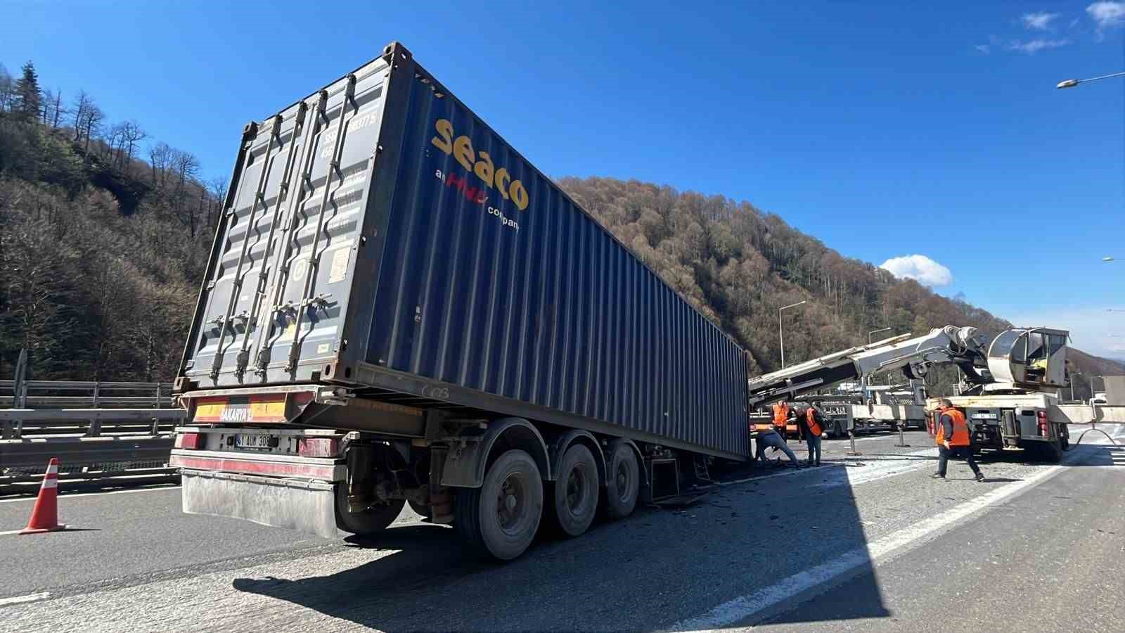 tem otoyolunda 5 aracin karistigi zincirleme kaza 5 yarali 1 ZdevNj3R