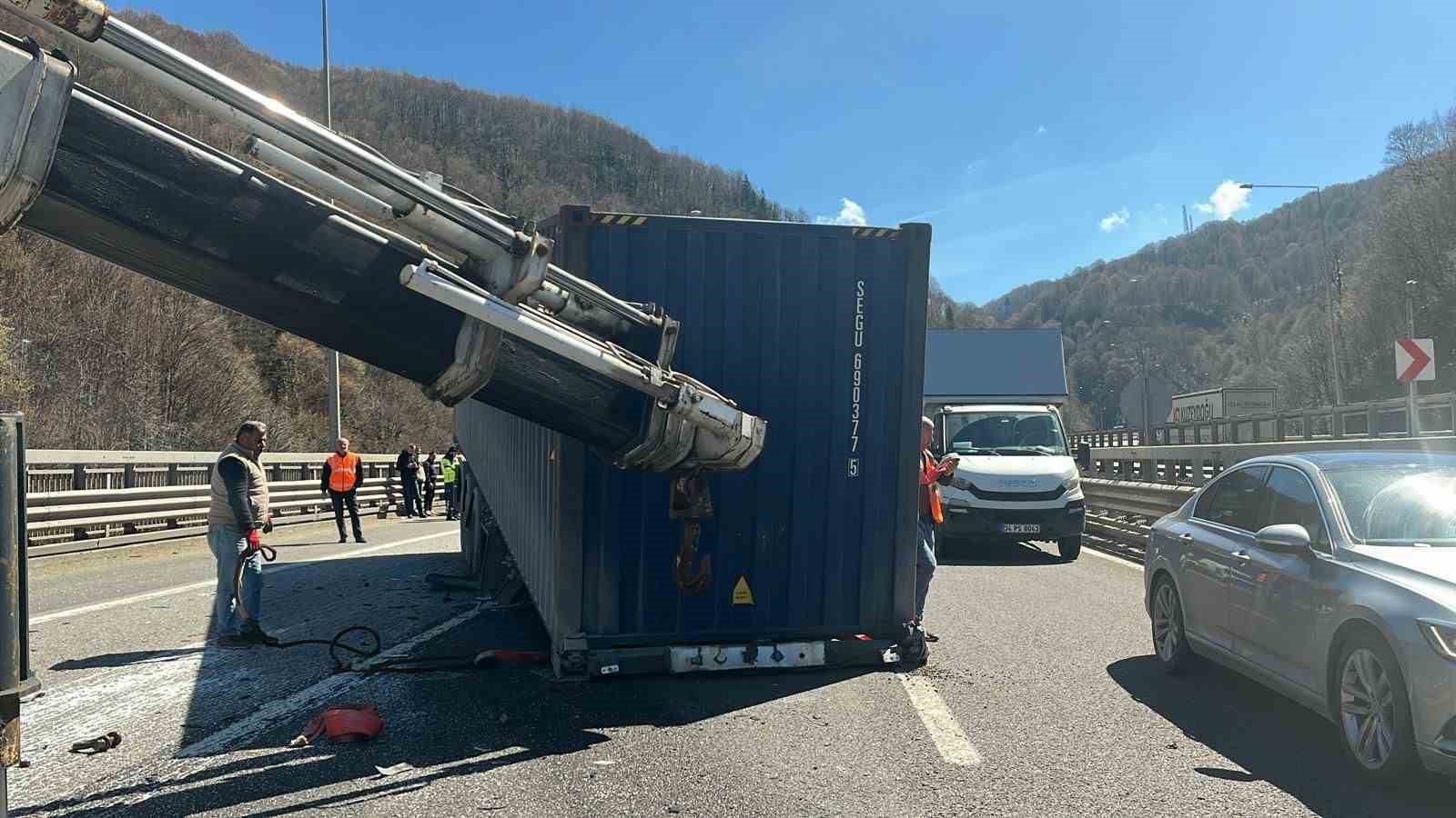 tem otoyolunda 5 aracin karistigi zincirleme kaza 5 yarali 2 3KtPTCH4