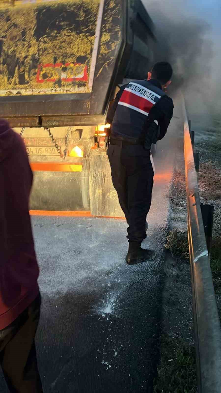tem otoyolunda alev alan hafriyat kamyonunu jandarma ve itfaiye sondurdu 0 Nu2BjzRM