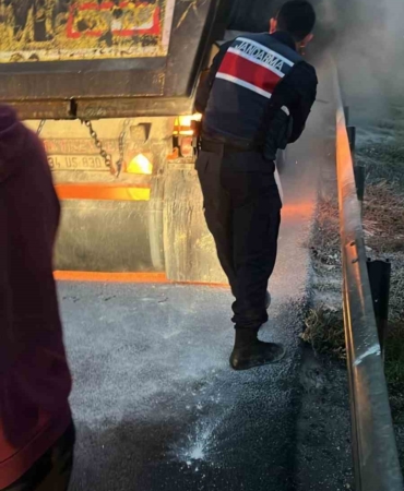 tem-otoyolunda-alev-alan-hafriyat-kamyonunu-jandarma-ve-itfaiye-sondurdu-lH9DHdza.jpg