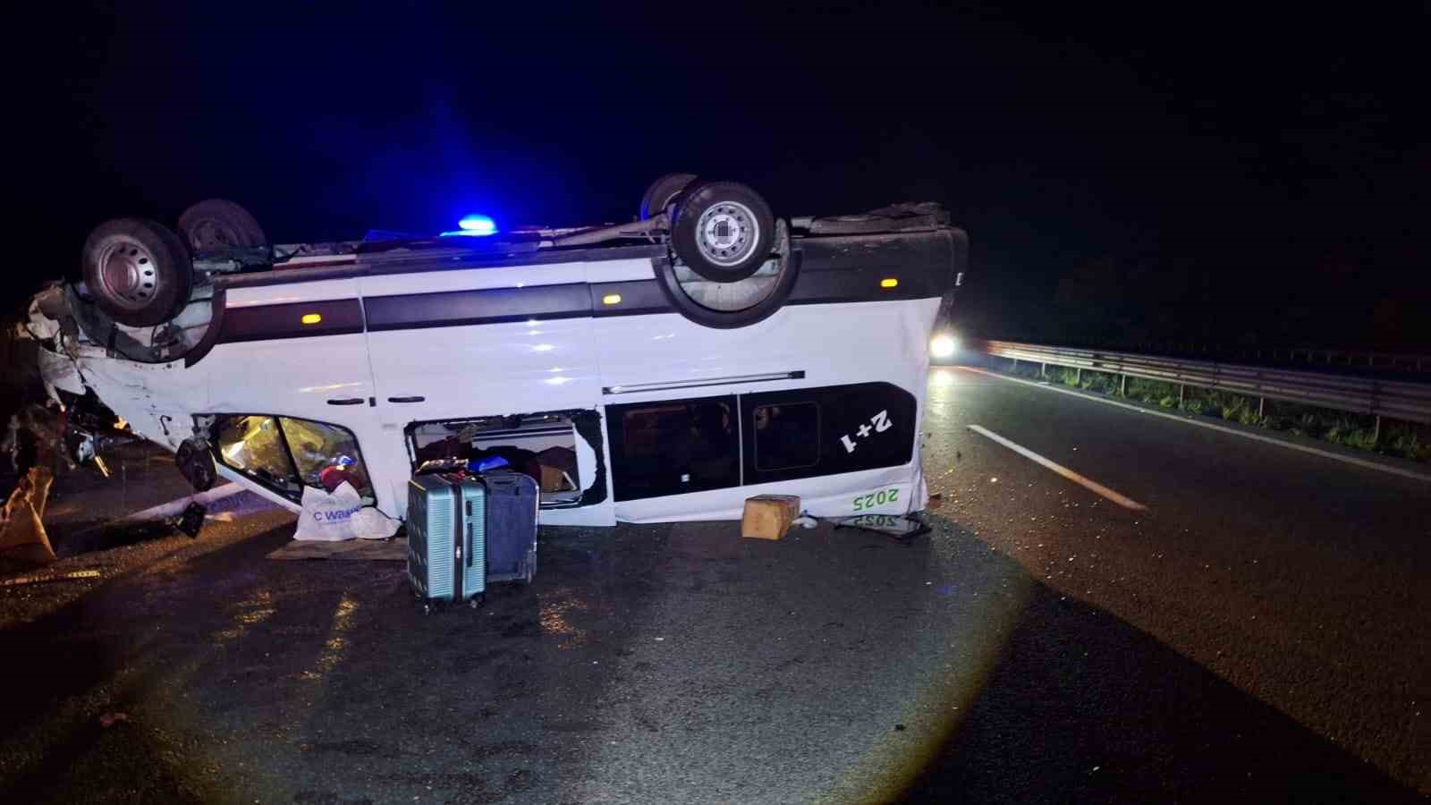 tem otoyolunda bariyerlere carpan minibus ters dondu 4 yarali 1 3T6dBmET