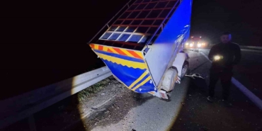 tem-otoyolunda-bariyerlere-carpan-minibus-ters-dondu-4-yarali-HWjCrCaC.jpg