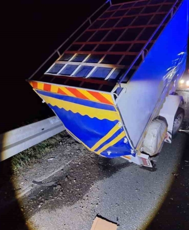 tem-otoyolunda-bariyerlere-carpan-minibus-ters-dondu-4-yarali-HWjCrCaC.jpg