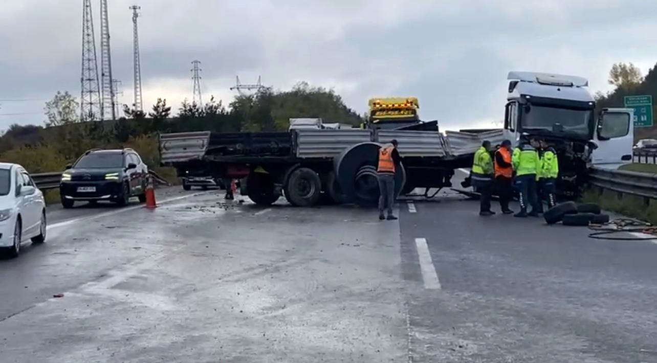 tem otoyolunda iki tir carpisti 1 yarali 1
