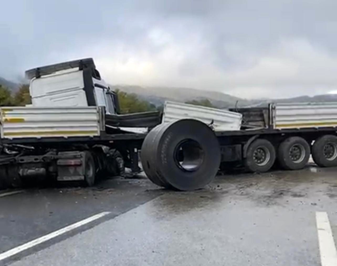 tem otoyolunda iki tir carpisti 1 yarali 2 wFufZaSI
