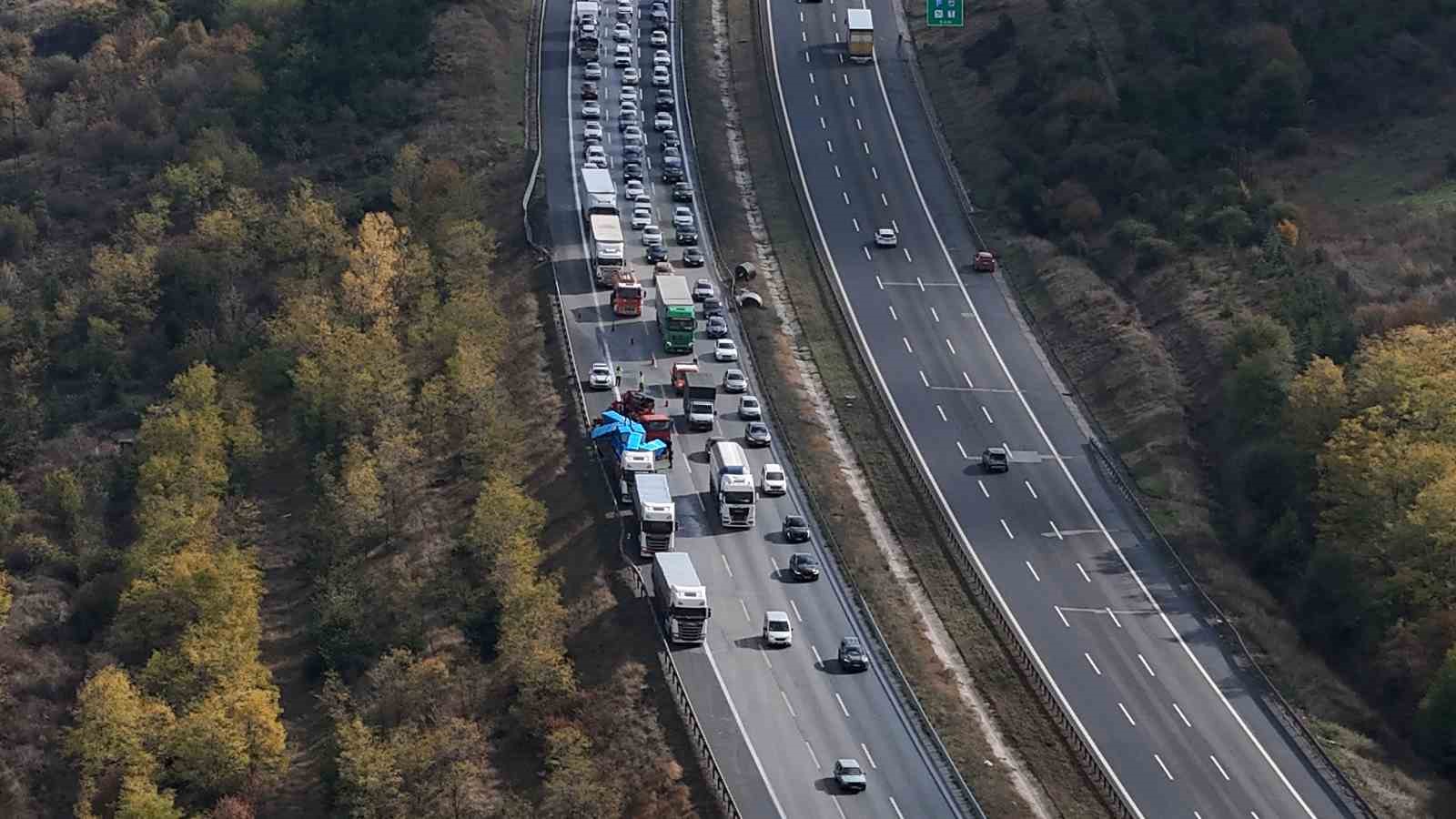 tem otoyolunda iki tir carpisti 1 yarali 5 AVcUYRC8