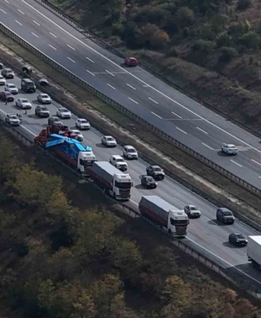 tem-otoyolunda-iki-tir-carpisti-1-yarali-kYC2KeHi.jpg