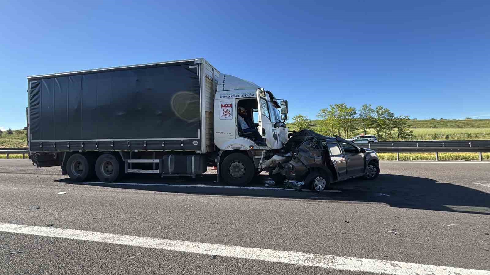 TEM Otoyolu’nda kamyon cipi önüne katıp sürükledi: 2 yaralı 8 tem otoyolunda kamyon cipi onune katip surukledi 2 yarali 4 3fP4bDzE