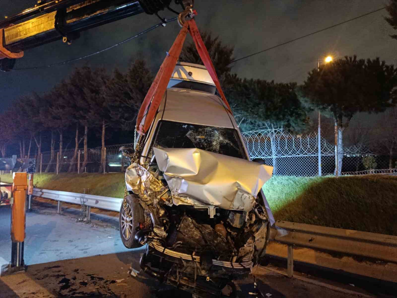 tem otoyolunda kamyonete carpan otomobil bariyerlere cikti 2 yarali 1 ATU2T5Mf