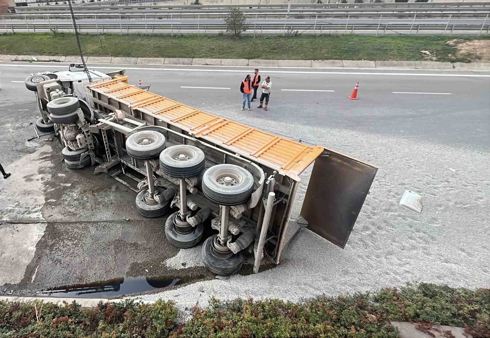 tem otoyolunda micir yuklu kamyon devrildi 1 yarali 0 QG9XhzMC