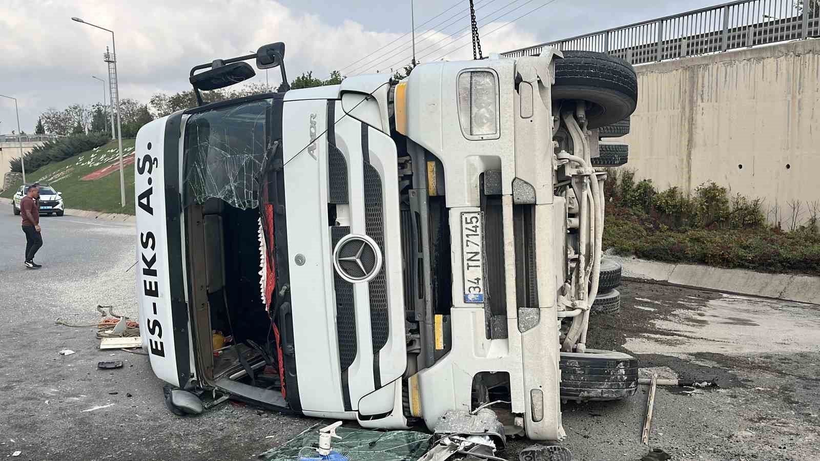 tem otoyolunda micir yuklu kamyon devrildi 1 yarali 1 3UBIuk5H