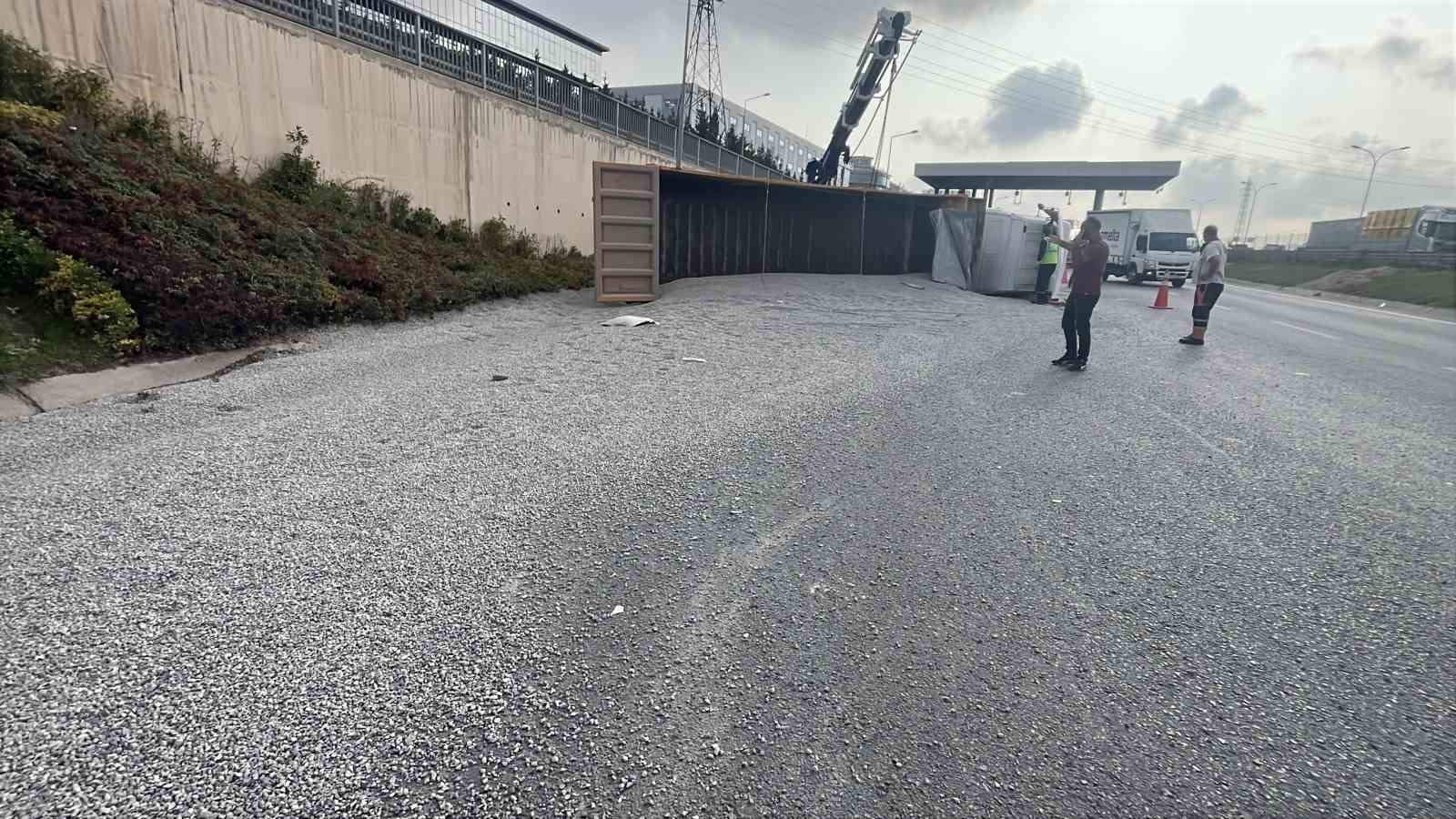 tem otoyolunda micir yuklu kamyon devrildi 1 yarali 4 hWzWqyMl