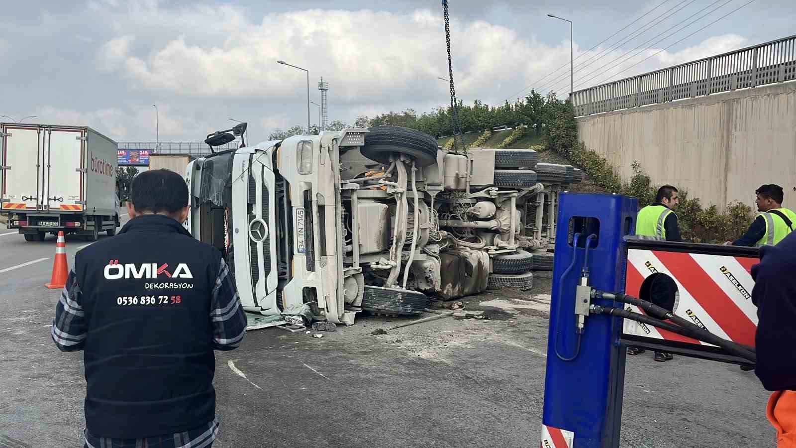 tem otoyolunda micir yuklu kamyon devrildi 1 yarali 5 rrnhd4Sl