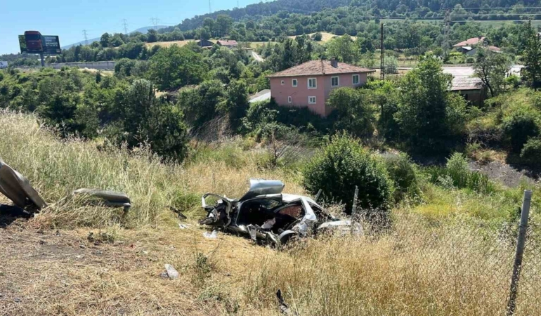 tem-otoyolunda-otomobil-sarampole-devrildi-1-olu-3-yarali-MG6qPZyl.jpg