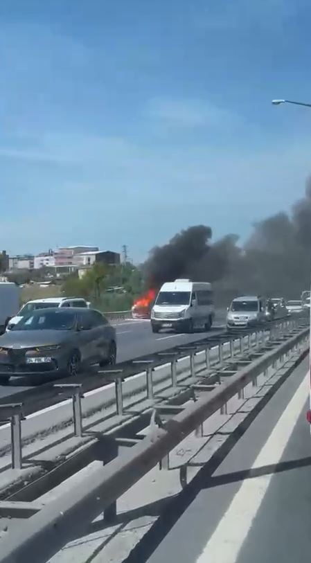 TEM Otoyolu’nda seyir halindeki aracın yanma anı kameraya yansıdı 5 tem otoyolunda seyir halindeki aracin yanma ani kameraya yansidi 1 O2LLvAVX