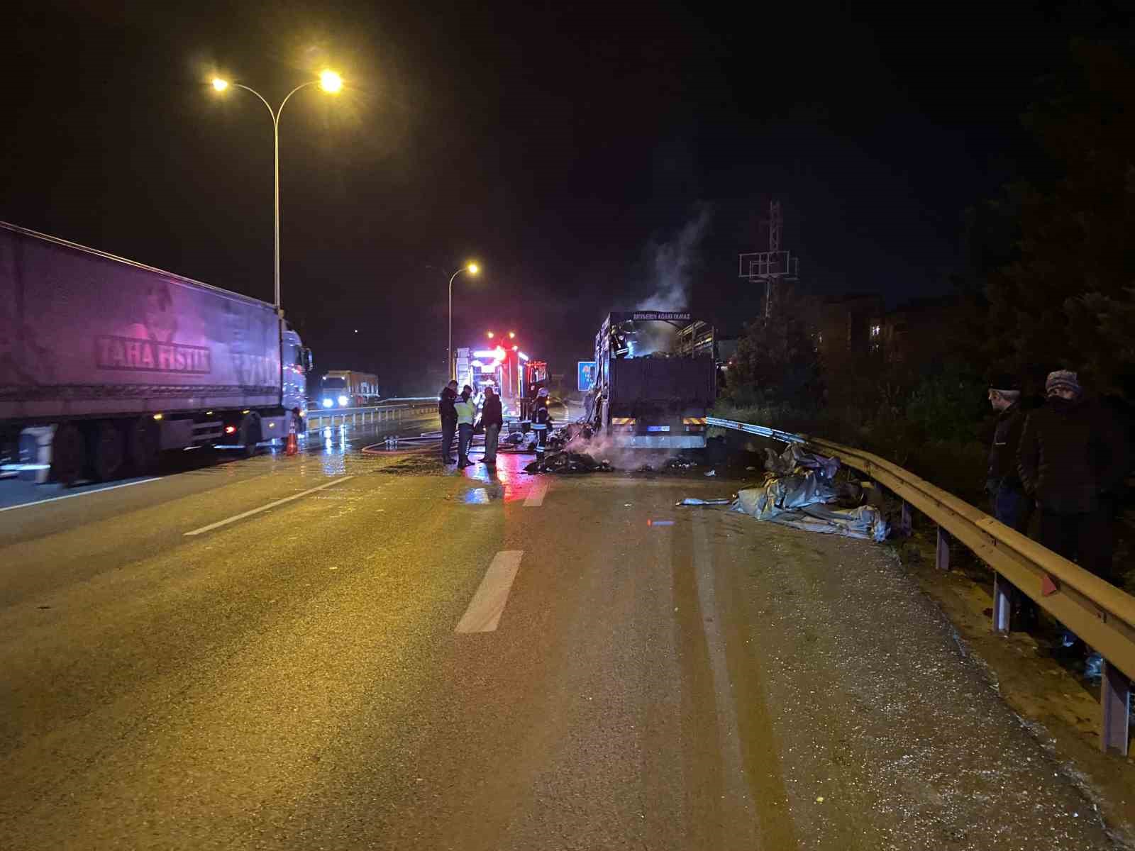 tem otoyolunda tekstil yuklu kamyon alev aldi 3 Cahu9WWf