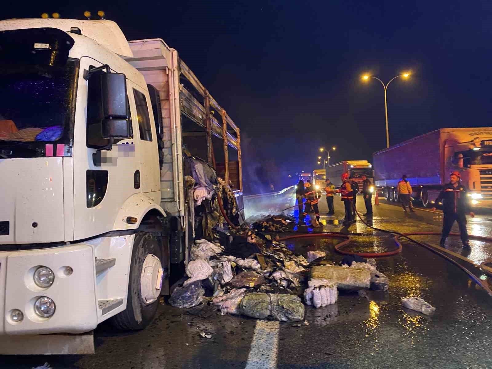 tem otoyolunda tekstil yuklu kamyon alev aldi 4