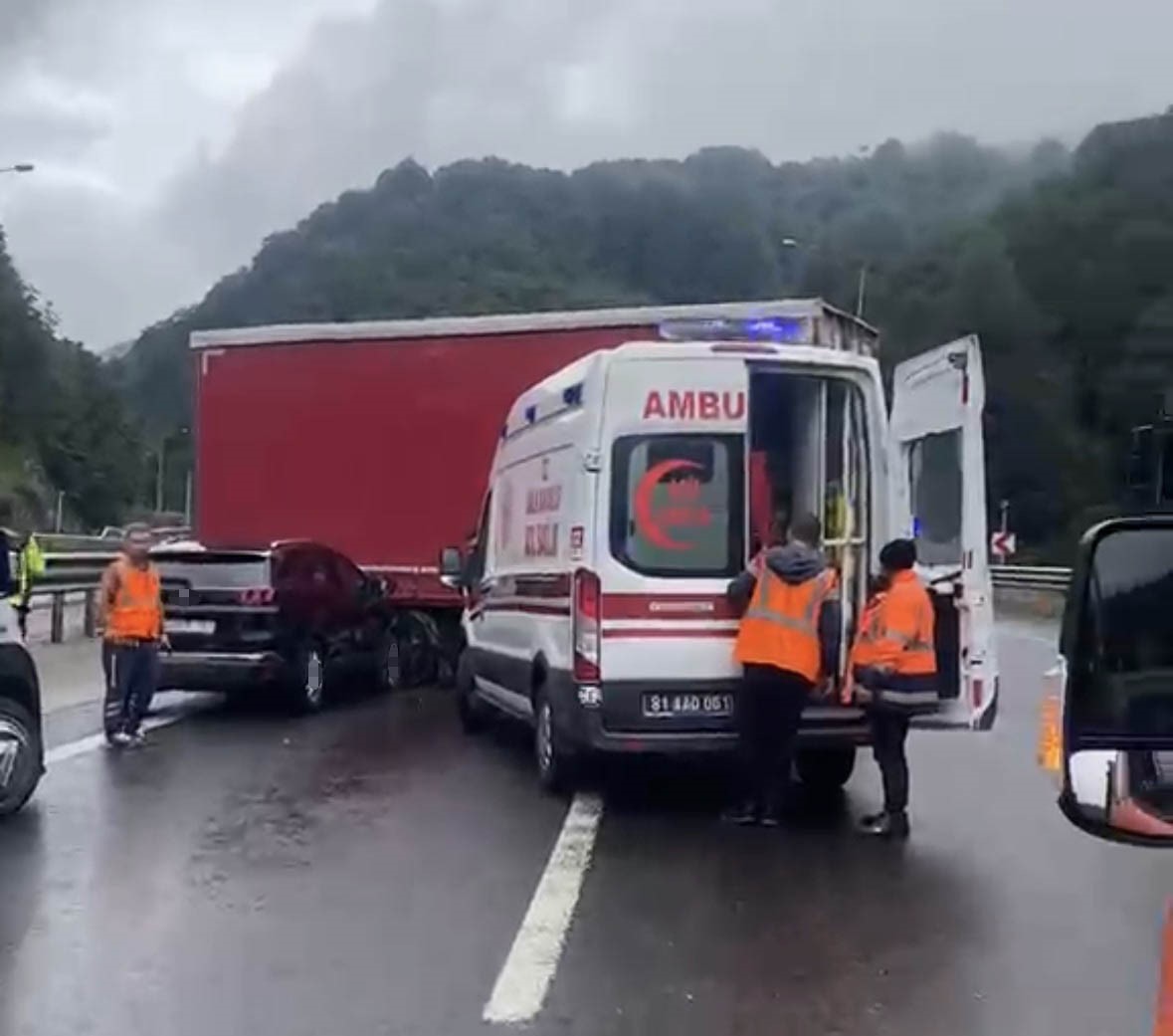 tem otoyolunda tirdan ayrilan dorseye otomobil carpti 2 yarali 0 hAyCXAcR
